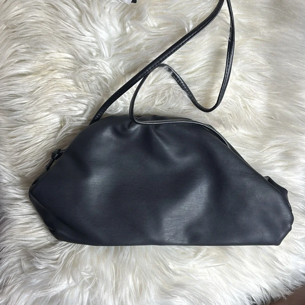 Elegant Black Crossbody to Clutch Bag Sleek Design